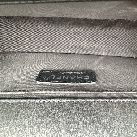 Black purse with box, dust bag, all cards and ribbon. - Picture 9 of 16